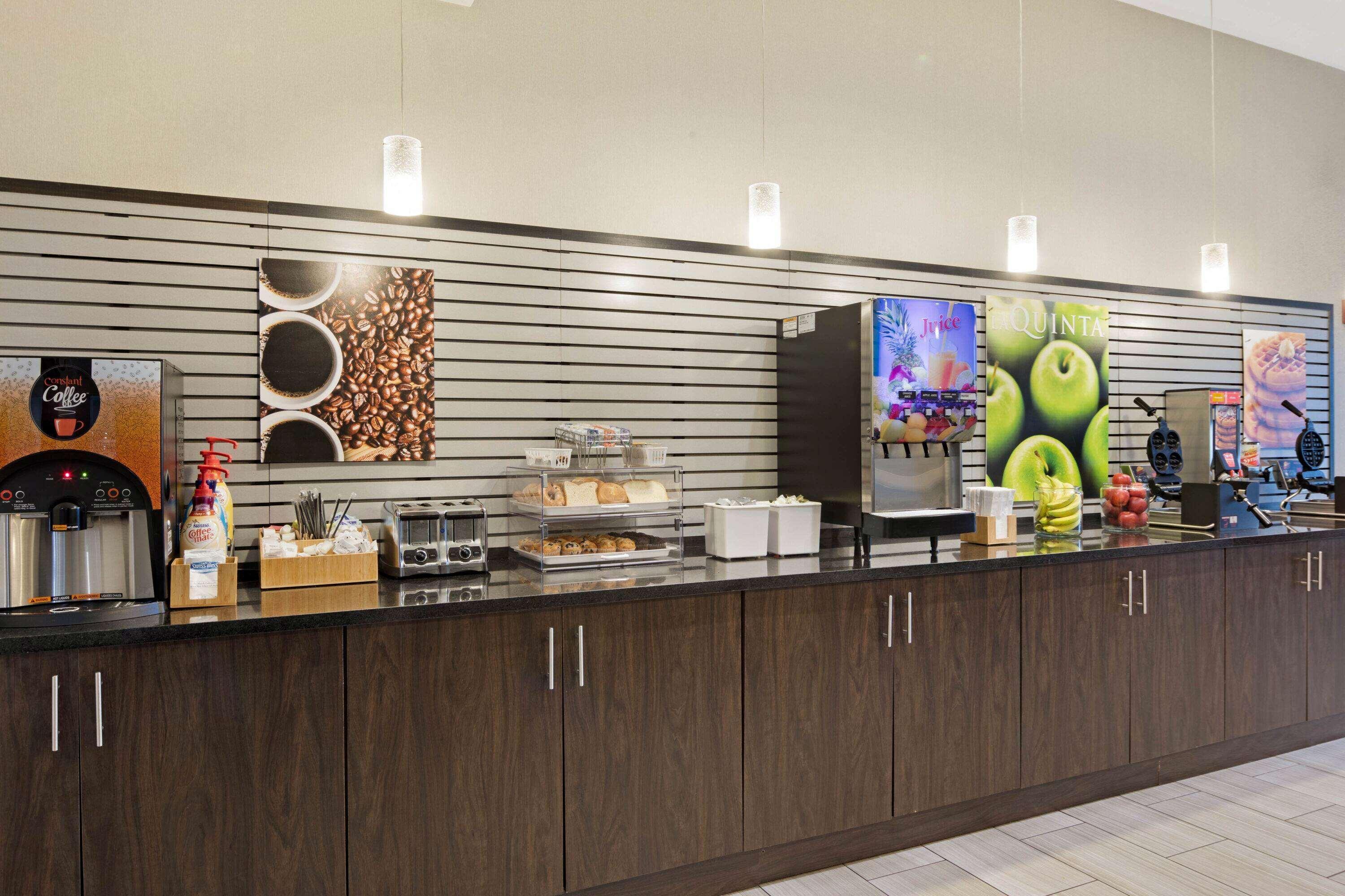 La Quinta By Wyndham Forsyth Hotel Екстериор снимка